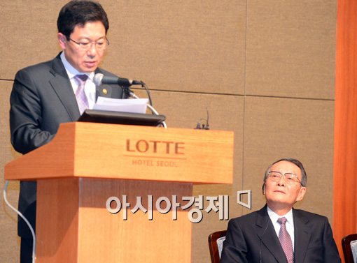 [포토]윤상직 장관 축사에 눈을 떼지 못하는 사사키 미키오 회장 