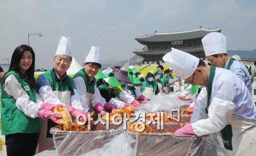 [포토]'2,000개 사랑의 반찬세트 만들어요"