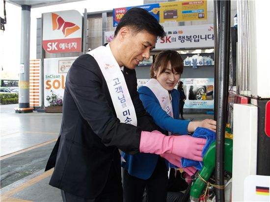 박봉균 SK에너지 사장(사진 왼쪽)이 SK여의도주유소에서 임직원들과 함께 고객만족(CS) 캠페인을 벌이고 있는 모습. 