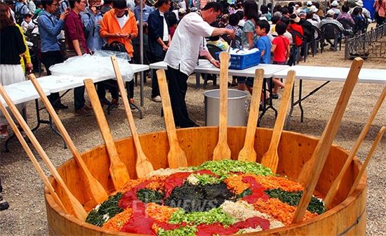 지난해 열린 충남 공주 마곡사 신록축제 때 '화합의 비빔밥'을 만드는 모습.