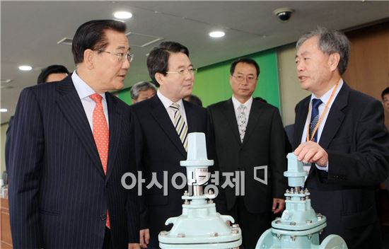 [포토]상·하수도용 밸브에 대해 설명듣고 있는 박준영 전남지사