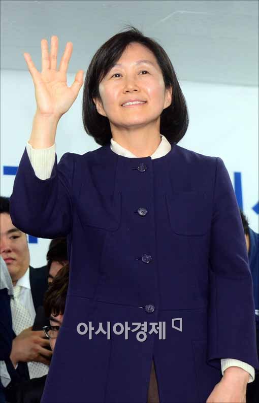 [포토]손 흔드는 김미경 교수