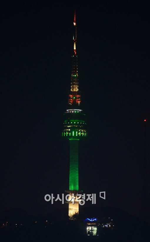 [포토]지구의 날 맞아 초록빛 밝힌 남산타워 