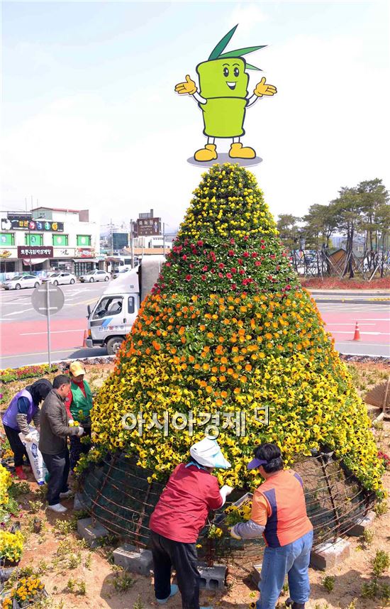 [포토]담양대나무축제장 찾은 관광객 맞을 아름다운 꽃탑 !!