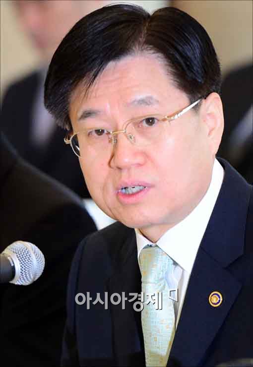 [포토]인사말 전하는 김덕중 국세청장