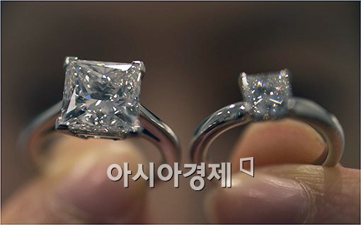 [포토]다이아몬드 5.02 캐럿이 셋팅된 '10억' 반지