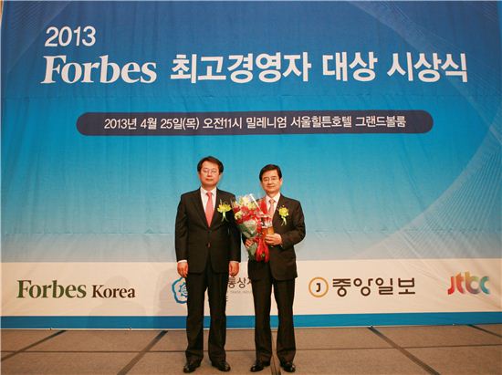 김선규 대한주택보증 사장(오른쪽)이 25일 포브스 최고경영자 대상을 수상하고 기념촬영을 하고 있다.