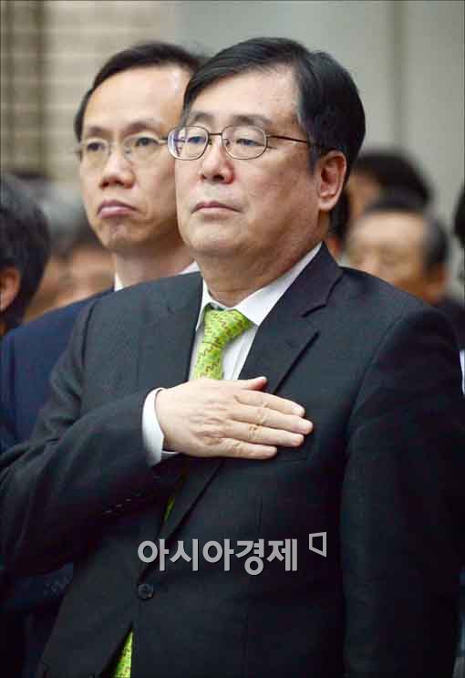 [포토]국민의례하는 황찬현 서울중앙지법원장