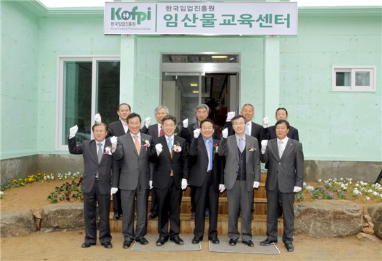 이동섭(앞줄 왼쪽에서 4번째) 한국임업진흥원장 등 산림계 및 임업계 관계자들이 임산물교육센터 개원 축하 기념사진을 찍고 있다. 