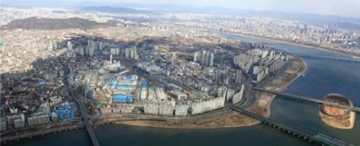 ▲용산 국제업무지구 개발사업이 무산된 이후 지난 4월부터 3개월 연속 지가하락률 1위를 기록하고 있는 서울 용산구 전경.