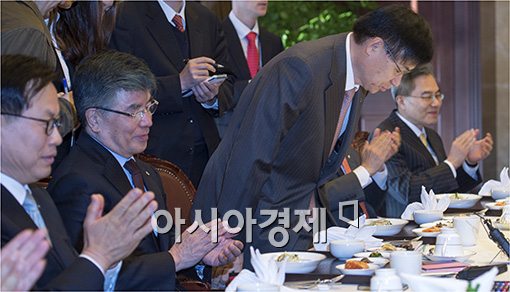 [포토]인사하는 홍기택 산은회장