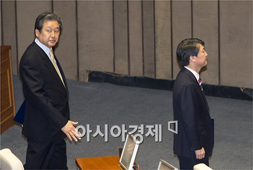 [포토]국회 단상으로 나서는 안철수·김무성
