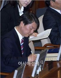 [포토]국회의원 선서문에 사인하는 안철수
