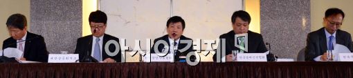 [포토]성명서 발표 중인 경제5단체 관계자들