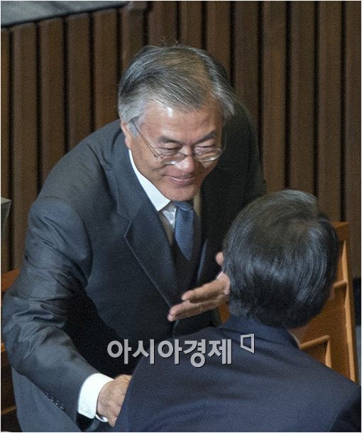 [포토]인사하는 문재인·안철수