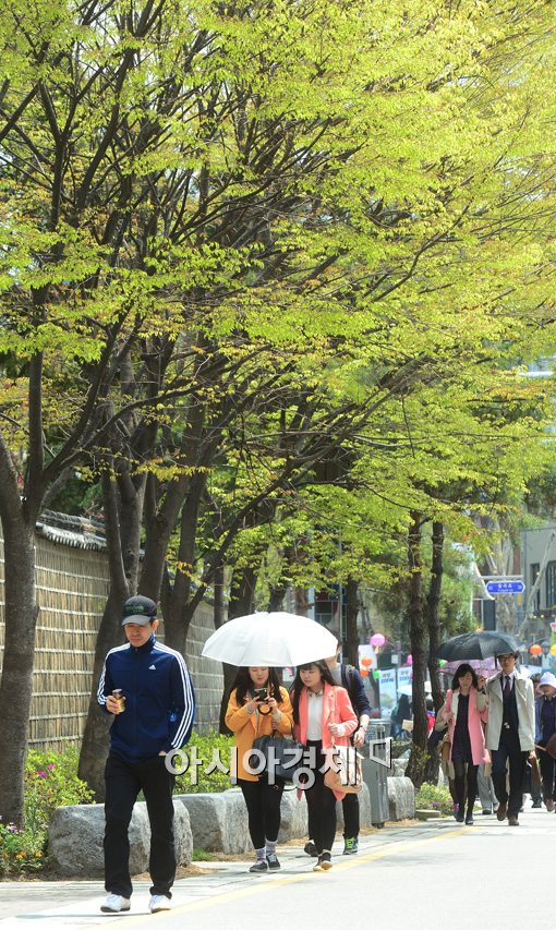 [포토]햇빛 쨍쨍한 날씨에 왠 비?