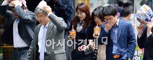 [포토]비를 피하고 싶은 시민들