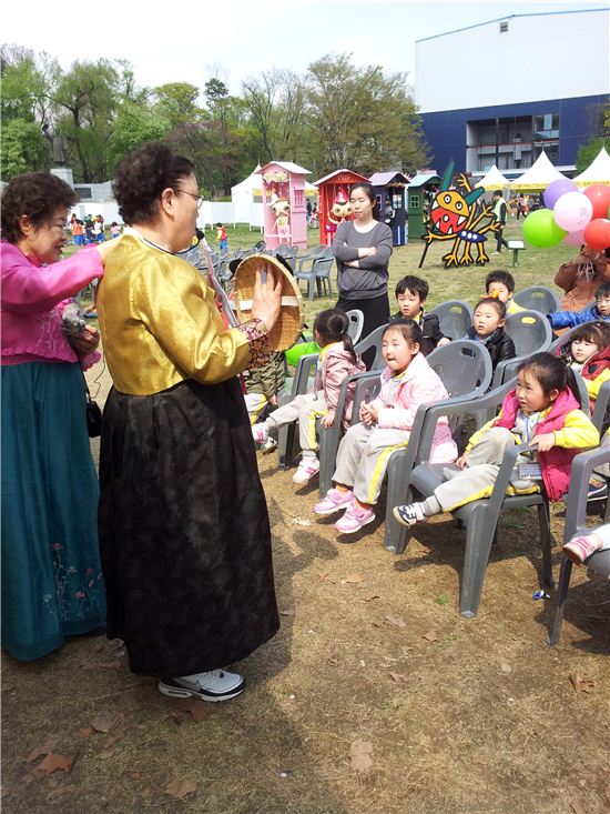 서울동화축제장은 어린이들 웃음 잔치 