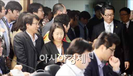 [포토]브리핑룸에 입장하는 류길재 장관