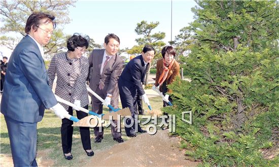 [포토]민주당 최재성 의원, 함평나비축제장에서 기념식수