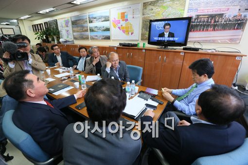 [포토]정부 발표 지켜보는 개성공단기업협회 