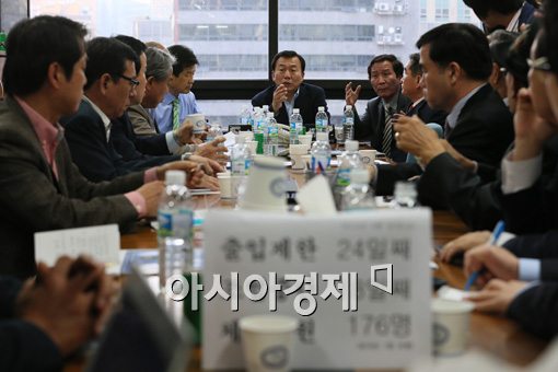 [포토]개성공단 철수 결정에 분주한 개성공단기업협회 