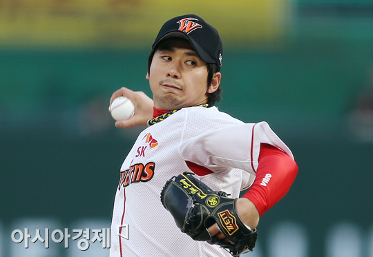[포토] 역투하는 SK 선발투수 윤희상