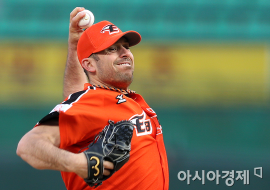 [포토] 역투하는 한화 이브랜드