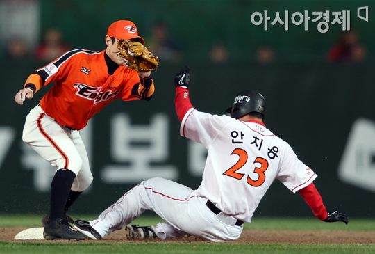 [포토] 안치용 '나는야 와이번스 날쌘돌이'