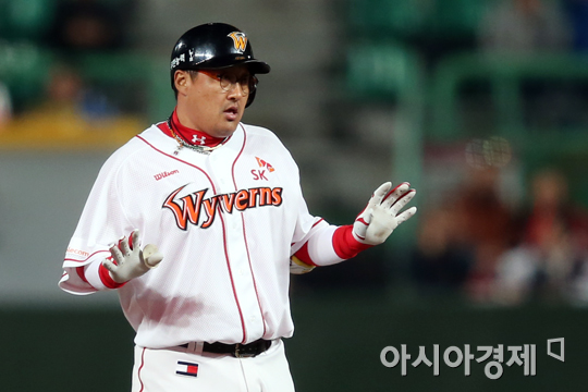 [포토] 조인성 '대타로 나와 역전 2타점~'