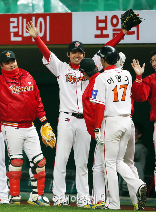 [포토] 윤희상 '나 오늘 승리투수 되는거 맞지?'