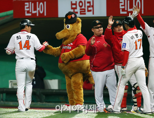 [포토] 만루홈런 최정 '승부에 쐐기를 박는다'