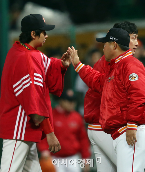 [포토] 이만수 감독 '윤희상 승리 축하한다'