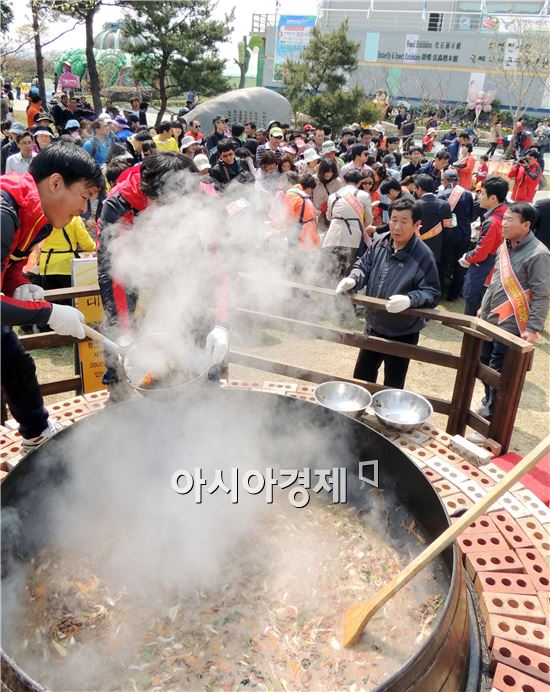 [포토]2000인분 대형 가마솥에 쏠린 눈  