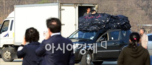 [포토]눈물 훔치는 귀환 근로자