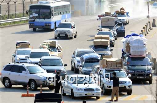 ▲27일 오후 짐을 잔뜩 싣고 개성공단을 빠져 나온 귀환 차량이 경기도 파주시 경의선 남북출입사무소 앞에서 줄지어 있다.
