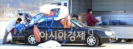 [포토]도라산 물류센터에서 짐 옮기는 공단 근로자들