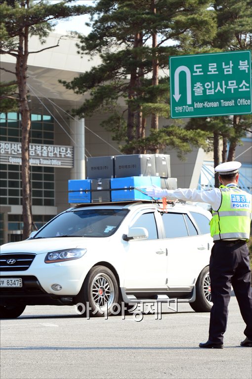 [포토]짐 싣고 들어선 차량