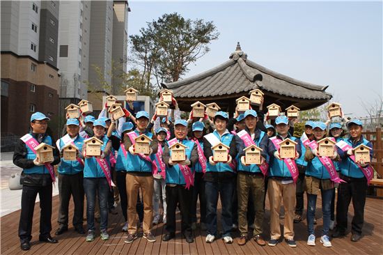 금성백조, 임직원들이 아파트 환경정화