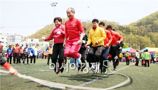 광주시 동구민의 날 행사에서 주민들이 줄넘기를 하고 있다.