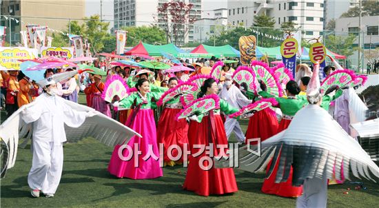 광주시 동구민의 날 행사에서 주민들이 부채춤을 추면서 퍼포먼스를 하고있다.