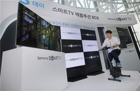 개그맨 허경환이 타임스퀘어에서 삼성 스마트TV로 즐긴 것은