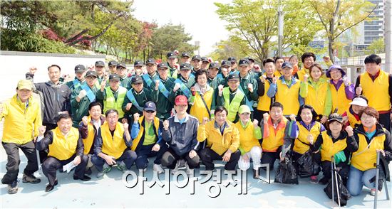 [포토]광주 남구, 푸른길공원 정화 캠페인 펼쳐 