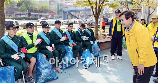 [포토]광주 남구, 푸른길공원 정화 캠페인 펼쳐 