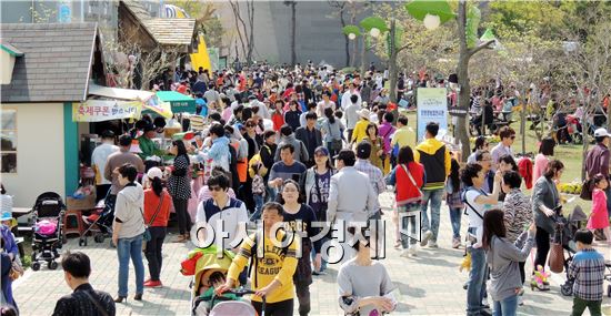[포토]나비와 함께 북적되는 관광객