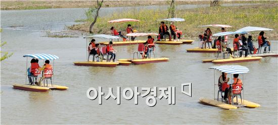 [포토]나비와 함께 수상 자전거 타는 관광객들