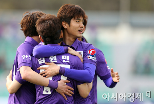 [포토] 김원민 선제골에 기뻐하는 FC안양