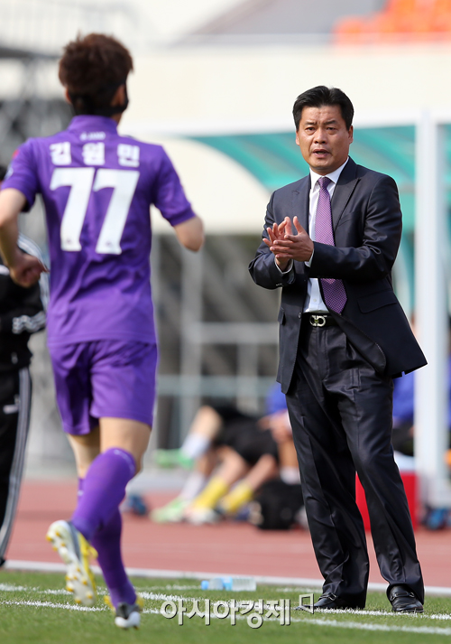 [포토] 김원민 선제골에 기뻐하는 안양 이우형 감독
