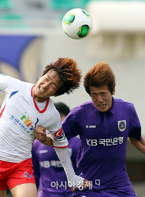 [포토] 헤딩다툼 벌이는 권용현-정재용