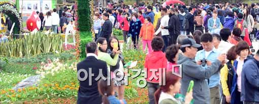 [포토]꽃보며 즐거운 시간보내는 시민들